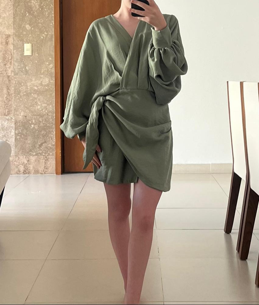 Vestido Corto Cruzado con Mangas Abullonadas