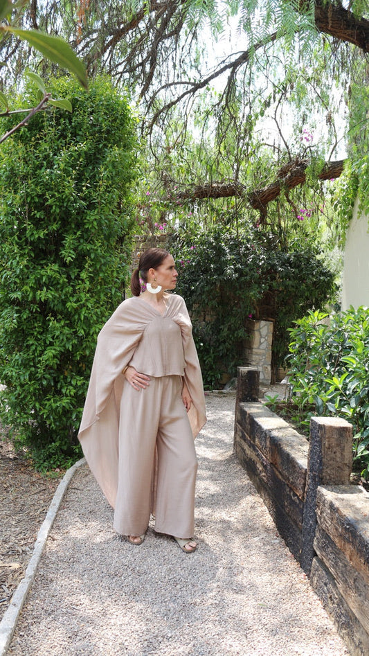 Set de blusa de manga capa y pantalón en blanco para mujer