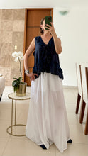 Cargar imagen en el visor de la galería, Blusa Marina con Volantes y Crochet
