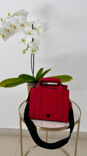 Cargar imagen en el visor de la galería, Bolsa Roja Estructurada Cuadrada, vista de detalle
