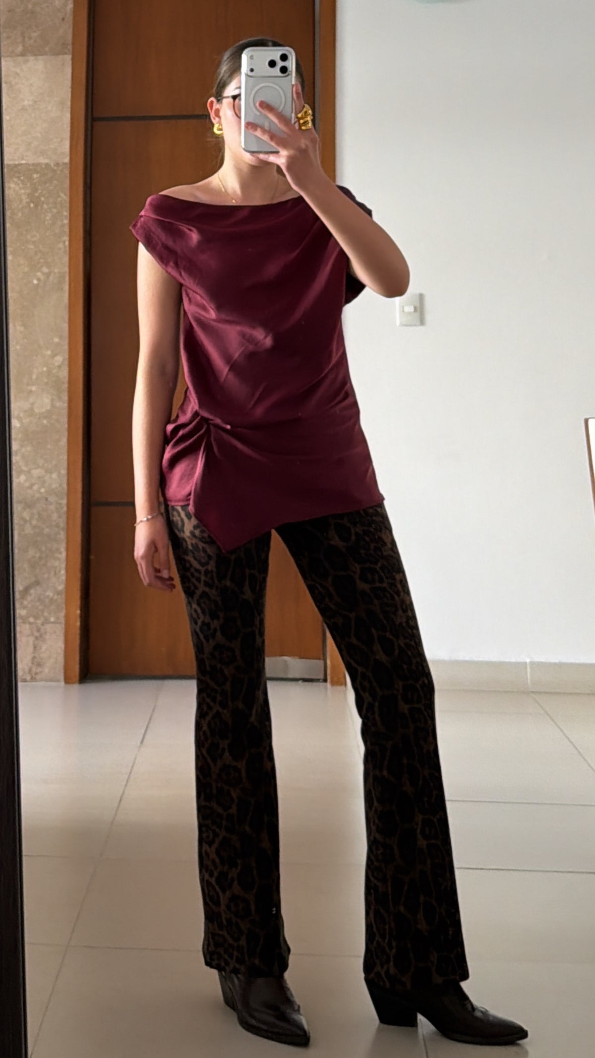 Blusa Satinada Vino Asimétrica de Un Hombro, vista de detalle