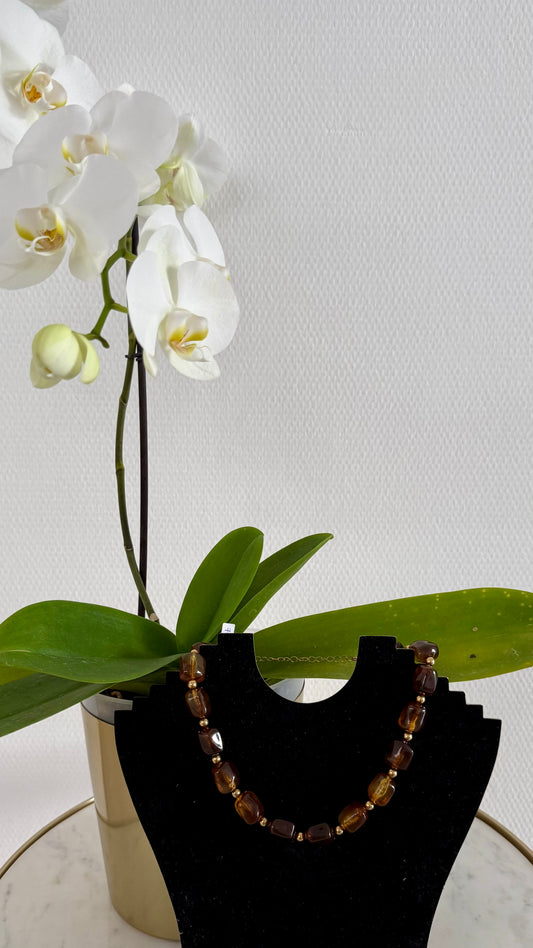 Collar de Cuentas Geométricas con Piezas Dorados