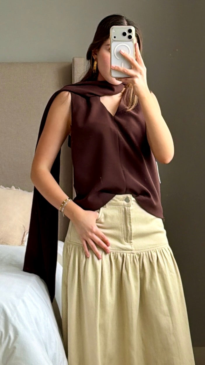 Blusa chocolate sin mangas con listón para mujer