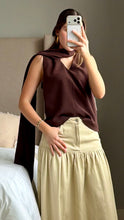 Cargar imagen en el visor de la galería, Blusa Chocolate con Listón en Hombro
