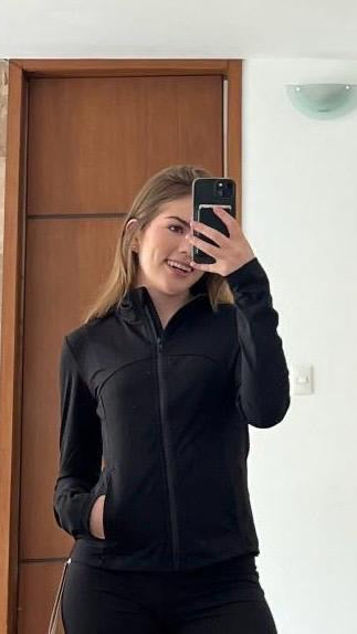 Chamarra deportiva negra ajustada para mujer