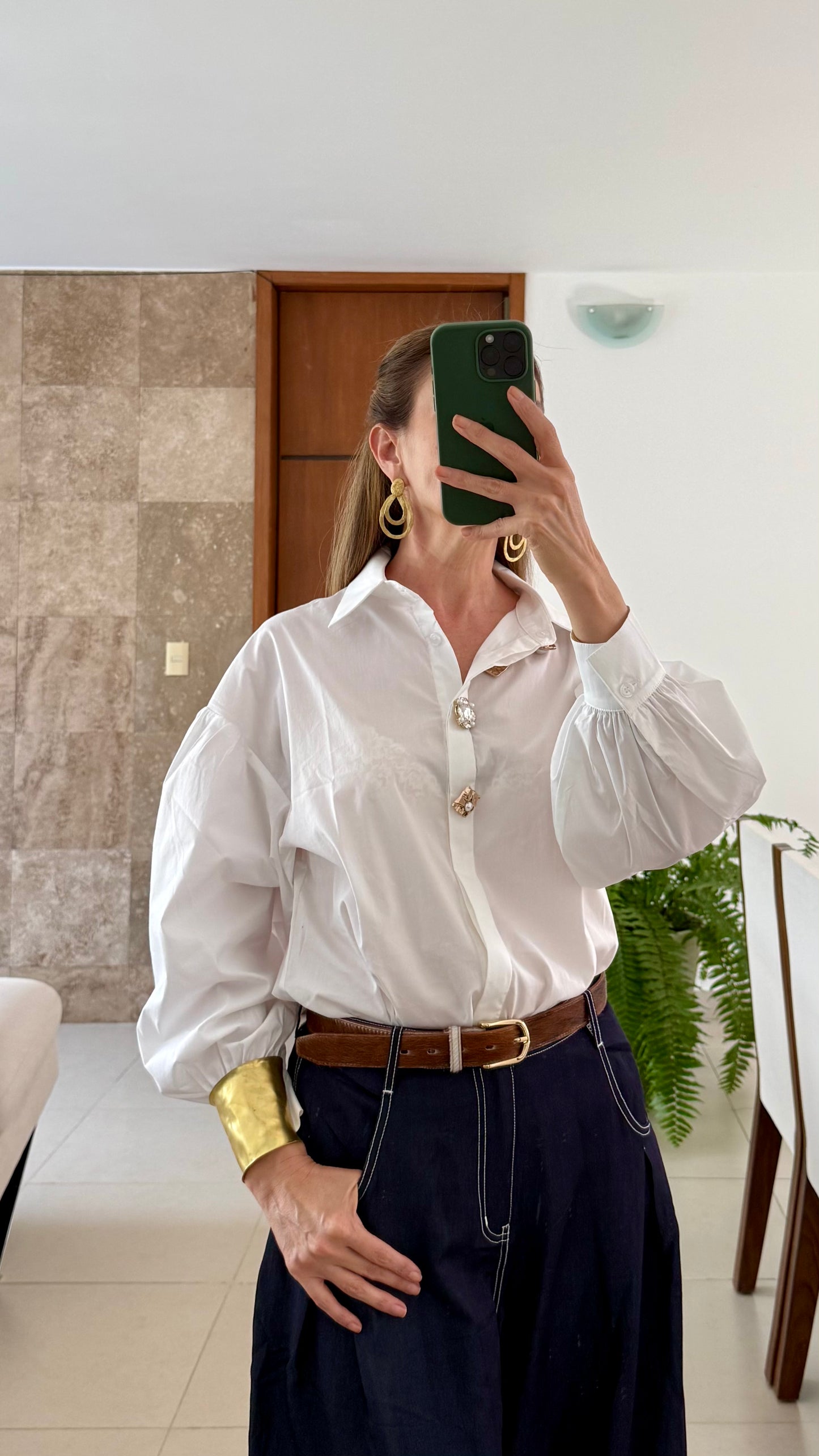 Camisa Blanca con Manga Globo y Botones Decorativos