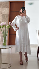 Cargar imagen en el visor de la galería, Vestido blanco boho de lino, vista de detalle
