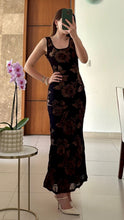 Cargar imagen en el visor de la galería, Vestido negro tipo sirena con flores bordadas, vista de detalle
