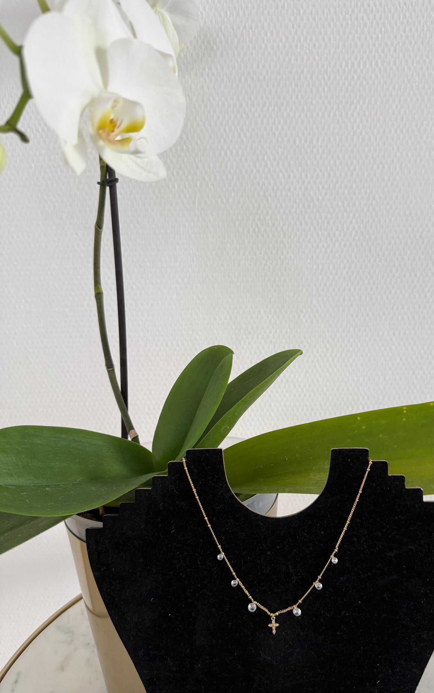 Collar Dorado Delgado con Dijes de Cruz y Brillos