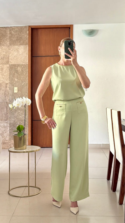 Set Verde Lima con Detalle de Cadena en Cuello y Bolsillos