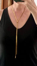 Cargar imagen en el visor de la galería, Collar Dorado Largo Estilo Corbatero, vista de detalle
