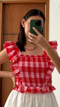 Cargar imagen en el visor de la galería, Blusa Cuadros Rojos con Volantes
