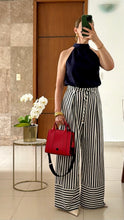 Cargar imagen en el visor de la galería, Jumpsuit azul marino de cuello halter, vista de detalle
