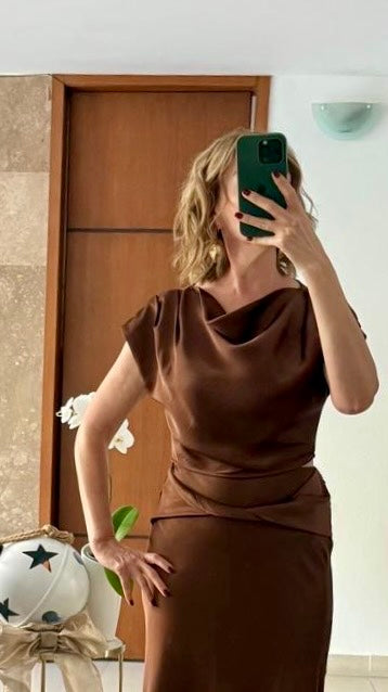 Blusa chocolate satinada con cuello drapeado para mujer