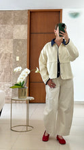 Cargar imagen en el visor de la galería, Chaqueta crema estilo cazadora, vista de detalle
