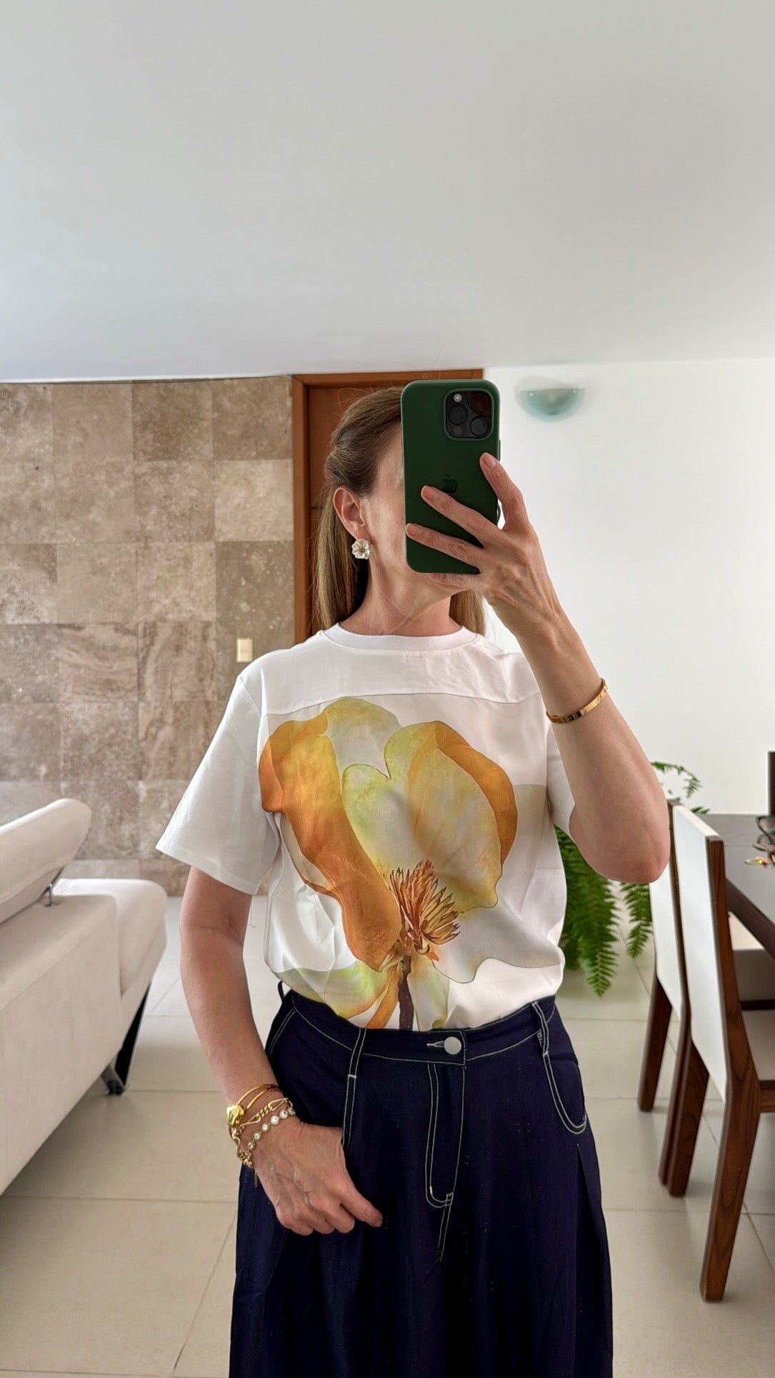 Blusa Blanca con Estampado de Flor Mostaza
