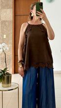 Cargar imagen en el visor de la galería, Blusa Chocolate de Lino con Crochet
