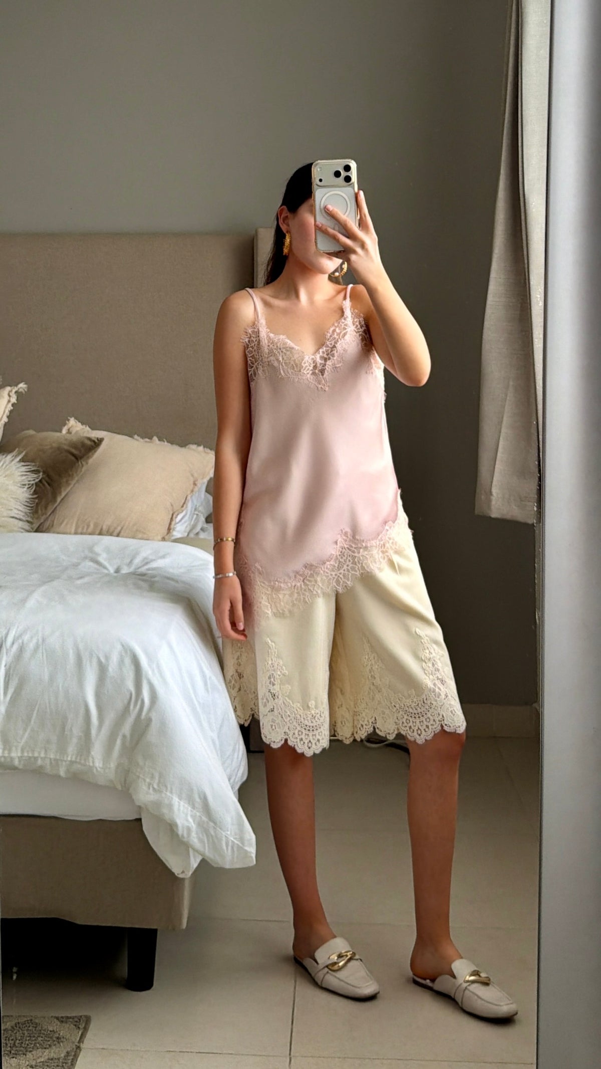 Bermuda crema de pierna ancha con encaje para mujer