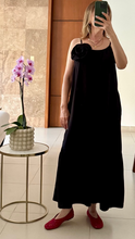 Cargar imagen en el visor de la galería, Vestido Negro con Flor
