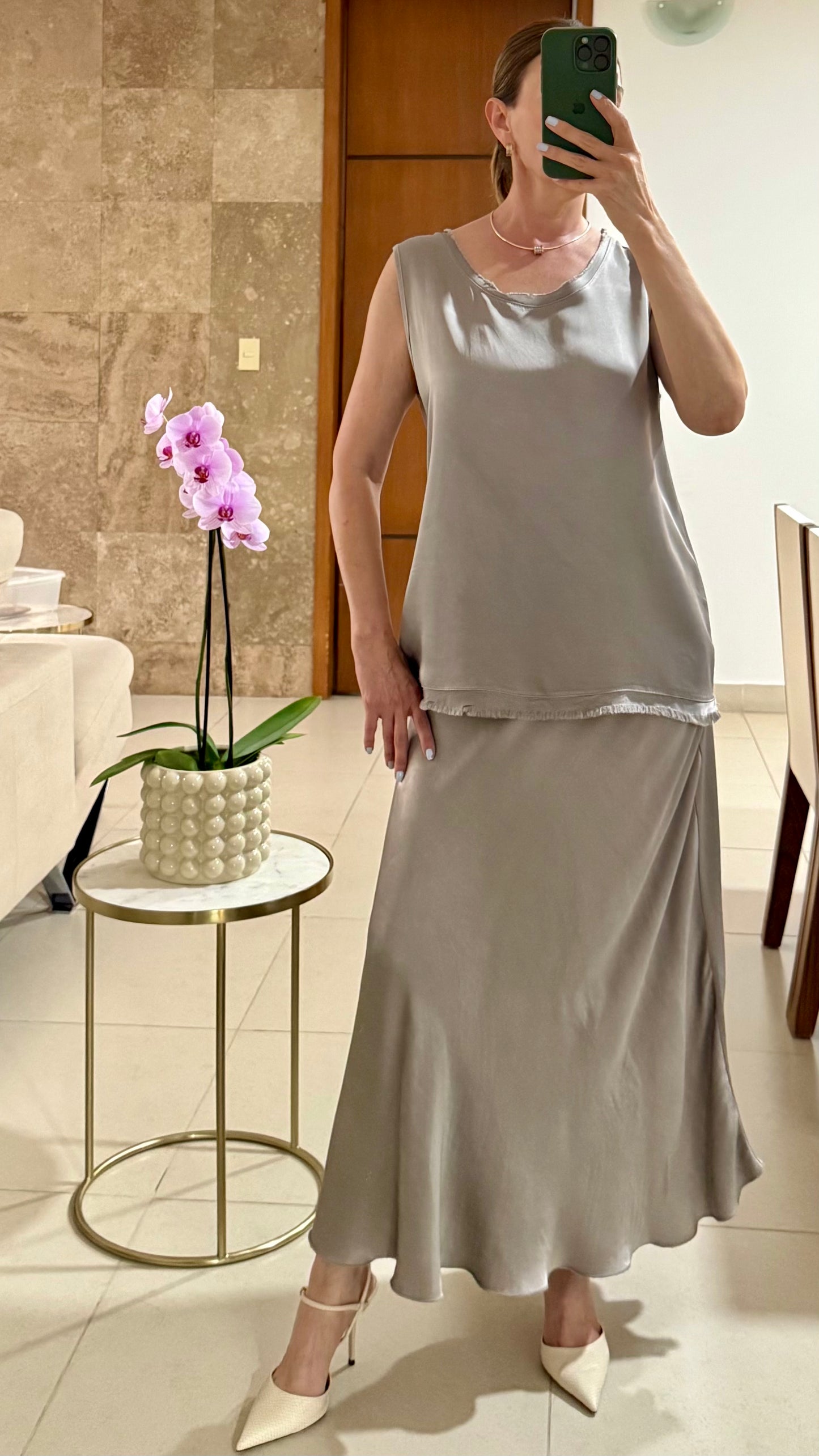 Set gris de blusa y falda midi, vista de detalle