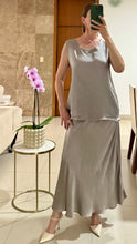Cargar imagen en el visor de la galería, Set Gris Blusa y Falda Midi
