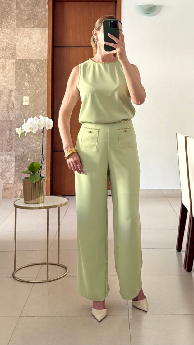 Set Verde Lima con Detalle de Cadena en Cuello y Bolsillos