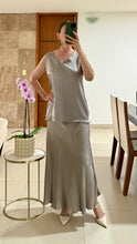 Cargar imagen en el visor de la galería, Set Gris Blusa y Falda Midi
