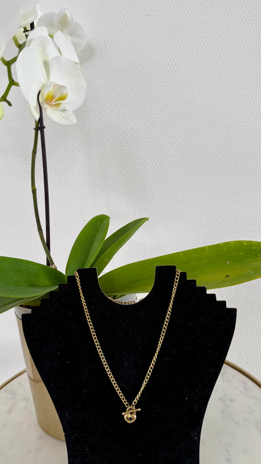 Collar Dorado Corto con Dije de Corazón