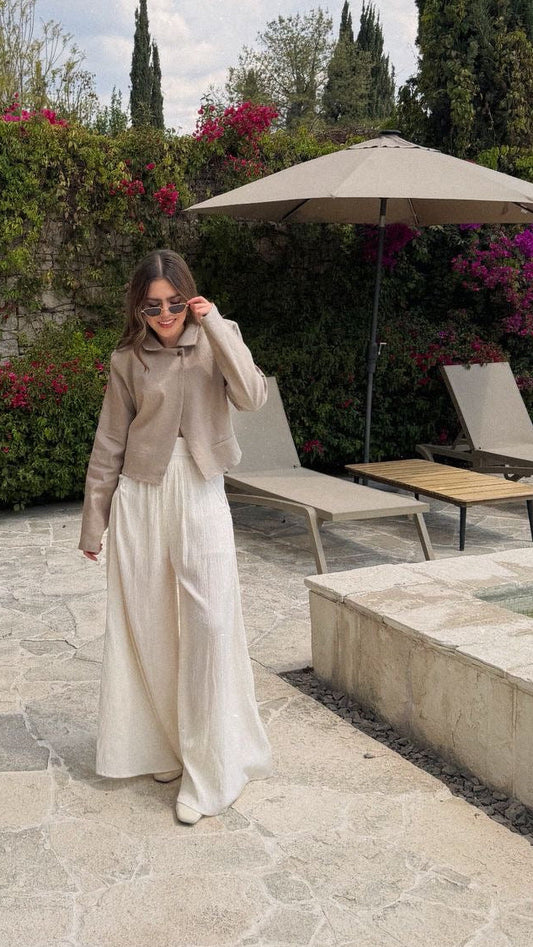 Blazer beige corto de lino con abertura en V en la espalda para mujer