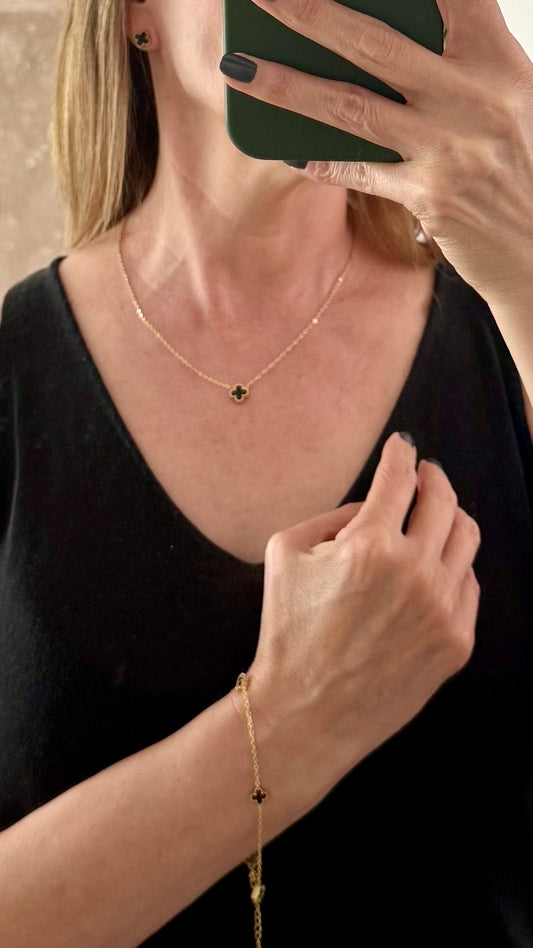 Collar Dorado con Dije de Trébol Negro
