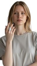 Cargar imagen en el visor de la galería, Modelo luciendo el Anillo Foglia de ErikaRivas, un diseño plateado con forma de hoja en su mano derecha.
