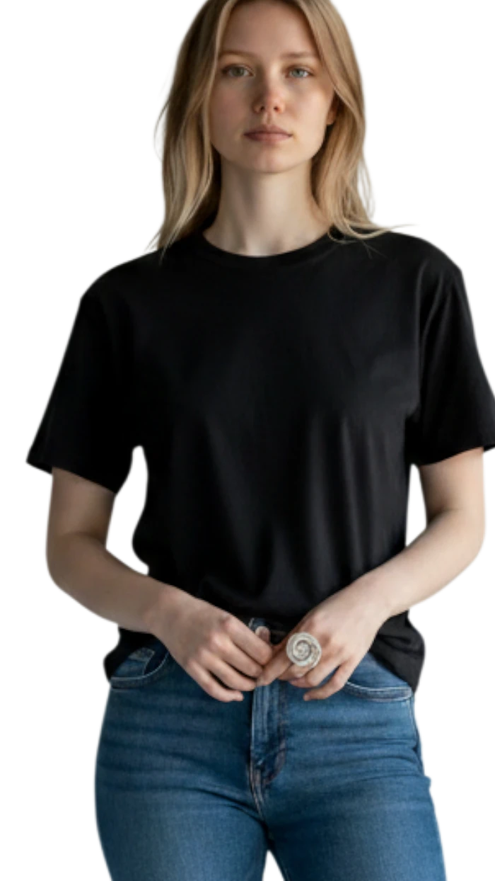 Anillo Lumaca de ErikaRivas con diseño de espiral plateada, lucido por una modelo con camiseta negra y jeans azules