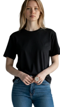Cargar imagen en el visor de la galería, Anillo Lumaca de ErikaRivas con diseño de espiral plateada, lucido por una modelo con camiseta negra y jeans azules
