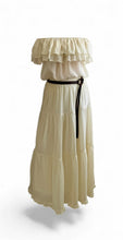 Cargar imagen en el visor de la galería, Blusa ErikaRivas color crema estilo boho chic con escote off-shoulder, olanes y tela ligera de Tencel
