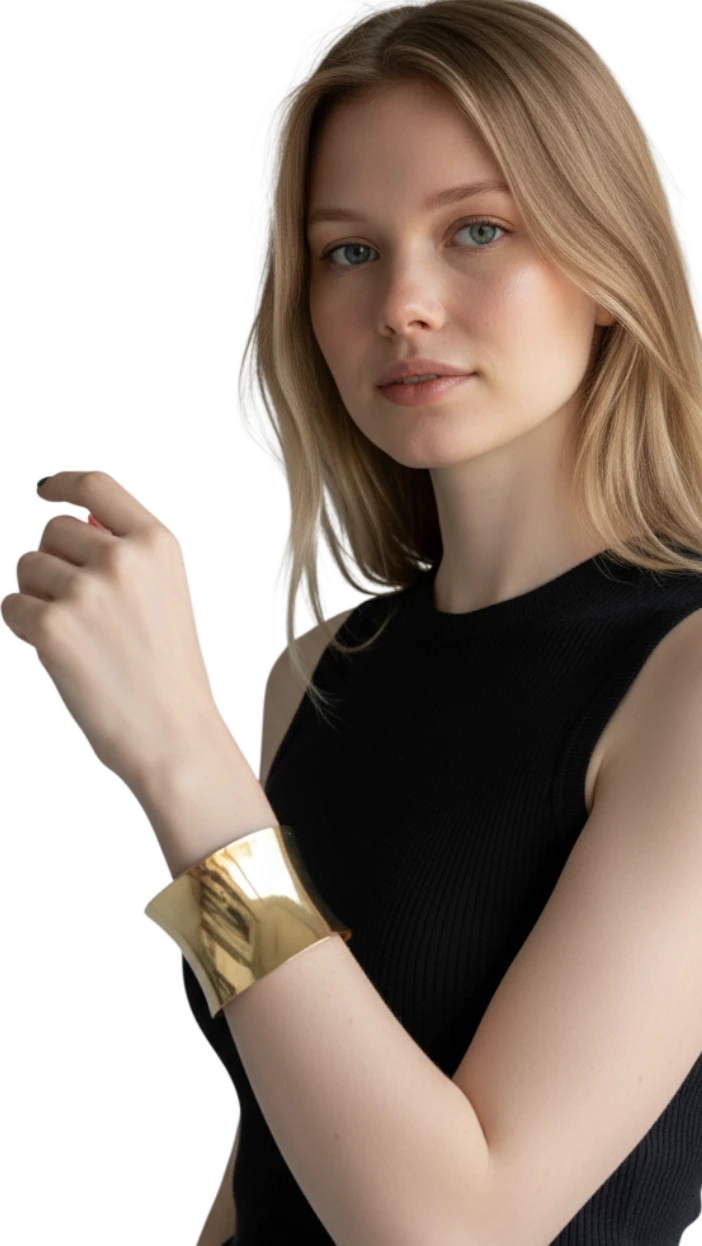 Modelo luciendo un brazalete estructurado ErikaRivas de metal dorado con acabado pulido y diseño ancho