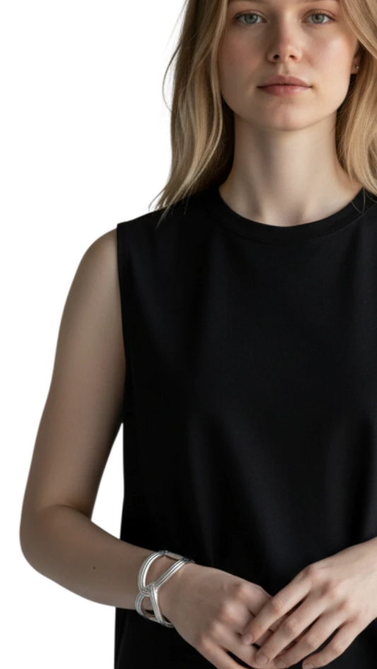 Brazalete Fiocco de ErikaRivas en plata con diseño de nudo minimalista lucido por una modelo con camiseta negra