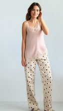 Cargar imagen en el visor de la galería, Modelo ErikaRivas vistiendo jeans crema de pierna recta con estampado de lunares color vino y top lencero rosa
