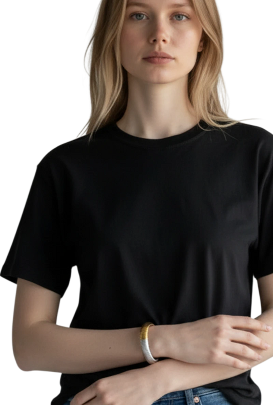 Pulsera Due de ErikaRivas, brazalete minimalista bicolor en tonos plata y oro lucido por una modelo con camiseta negra