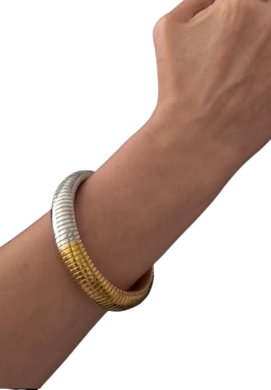 Pulsera Due de ErikaRivas con diseño de eslabones articulados en tonos plata y oro en la muñeca
